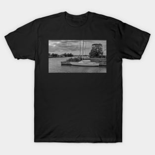 A view along the River Thurne in the Norfolk Broads National Park T-Shirt